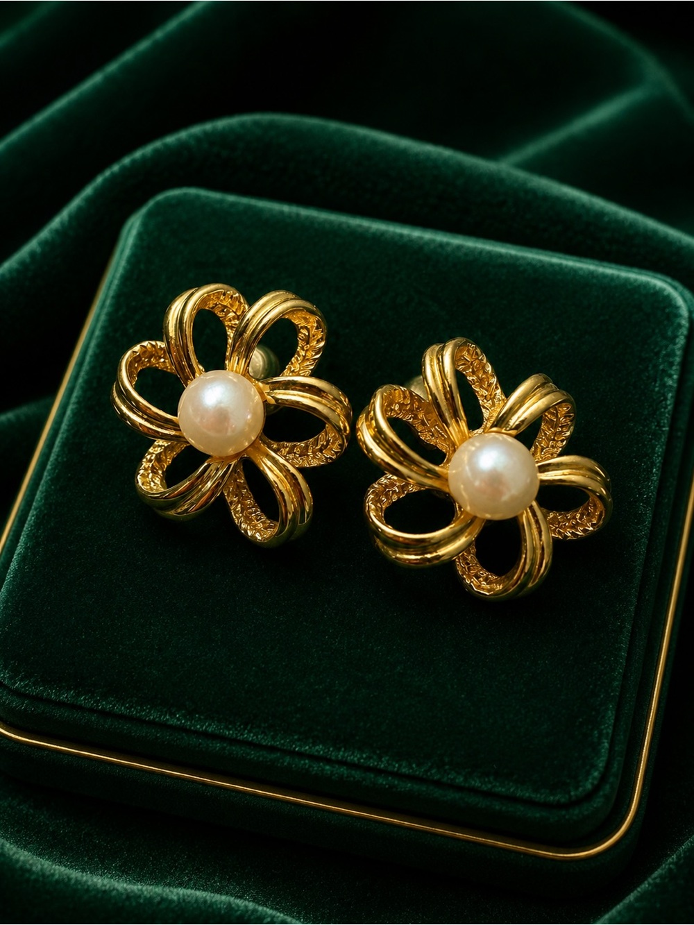 Vintage Gold Flowers Pearls Stud Earrings